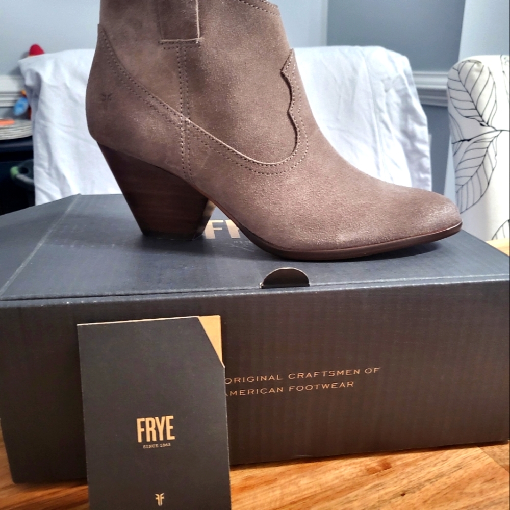 FRYE - NEW - Reinw Bootie 7.5M Taupe